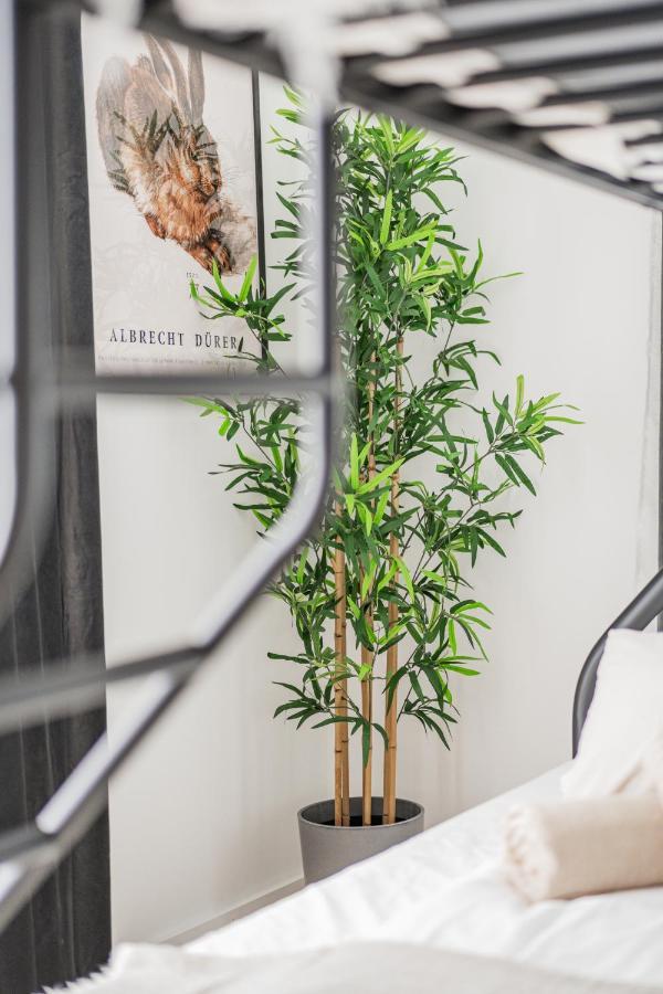 Chic Central City Rooms By Home2 Вена Экстерьер фото